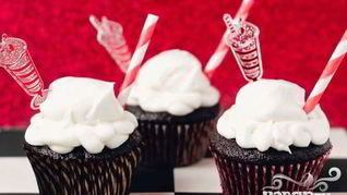 Маффины с пивом рутбир и ванильным кремом