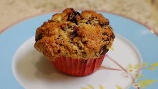 Маффины с шоколадом и вяленой вишней