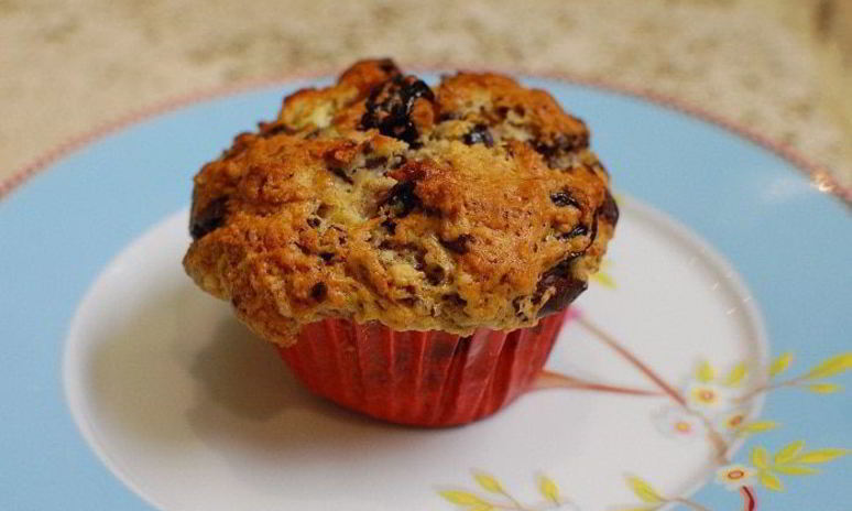 Рецепт маффинов с шоколадом и вяленой вишней