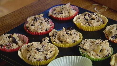 маффины с шоколадом и вяленой вишней