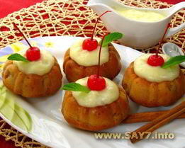 Маффины с яблоками и корицей под ванильным соусом