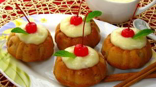 Маффины с яблоками и корицей под ванильным соусом