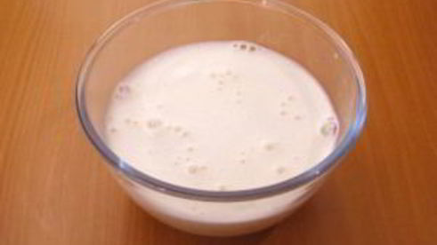 маффины с яблоками и корицей под ванильным соусом