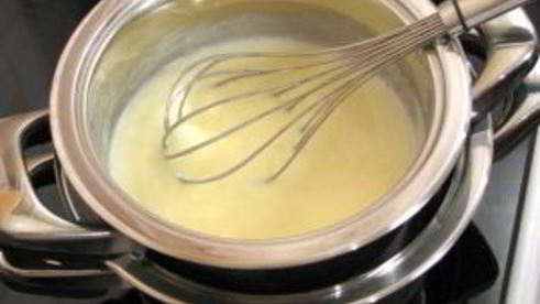 маффины с яблоками и корицей под ванильным соусом