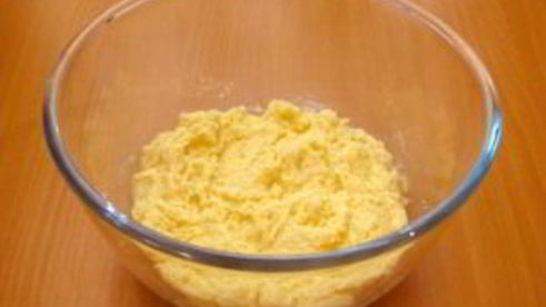 маффины с яблоками и корицей под ванильным соусом