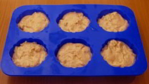 маффины с яблоками и корицей под ванильным соусом