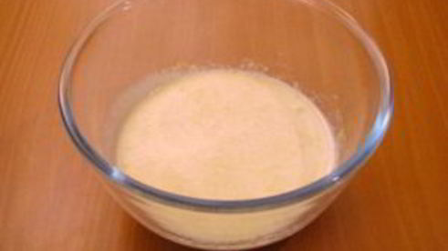 маффины с яблоками и корицей под ванильным соусом