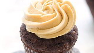 Шоколадно-кокосовые маффины с карамельным кремом