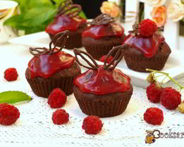 Шоколадные маффины с малиной