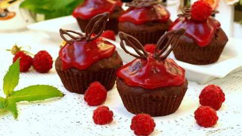 шоколадные маффины с малиной