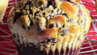 Шоколадные маффины с миндалем и сливочным сыром