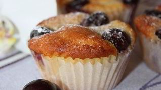 Творожные маффины с кремом патисьер и черешней