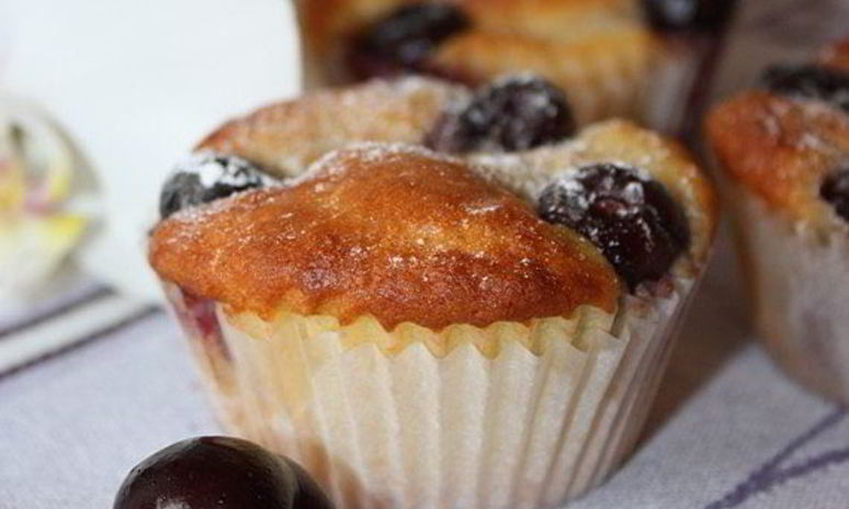 Рецепт творожных маффинов с кремом патисьер и черешней