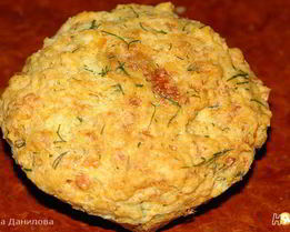 Творожные маффины с укропом, чесноком и сыром