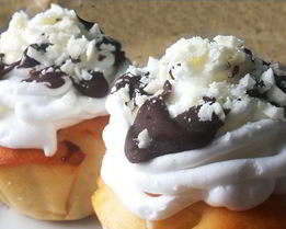 Вишневые маффины со сливками