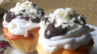 Вишневые маффины со сливками