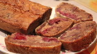 Манник на кефире с ежевично-банановым кремом и какао