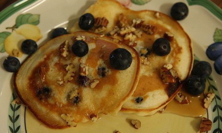 Рецепт банановых оладий с кленовым сиропом, голубикой и орехами пекан