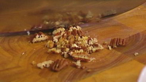 банановые оладьи с кленовым сиропом, голубикой и орехами пекан