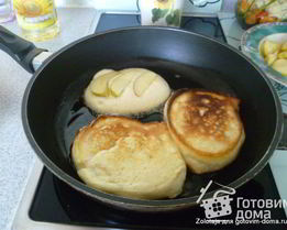 Бисквитные оладьи с яблоками