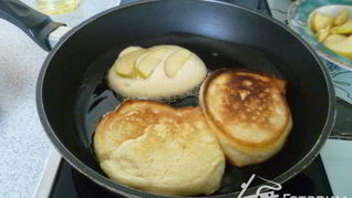 Бисквитные оладьи с яблоками