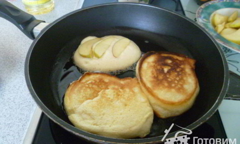 Рецепт бисквитных оладий с яблоками