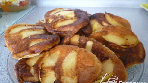 бисквитные оладьи с яблоками