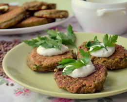 Чечевичные оладушки под вкуснейшим чесночным соусом