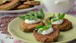 Чечевичные оладушки под вкуснейшим чесночным соусом