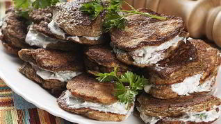 Домашние печеночные оладьи со сметаной