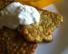 Кабачковые оладьи с чесноком и сметаной