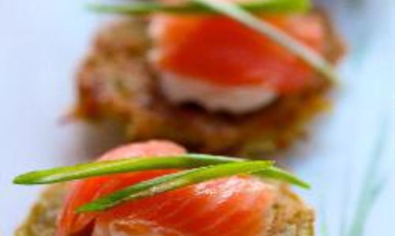 Рецепт картофельных оладий с копченой семгой