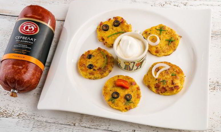 Рецепт картофельных оладий с морковью и колбасой