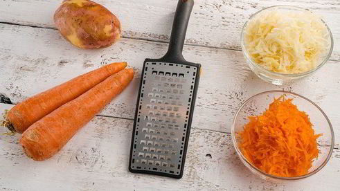 картофельные оладьи с морковью и колбасой