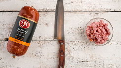 картофельные оладьи с морковью и колбасой