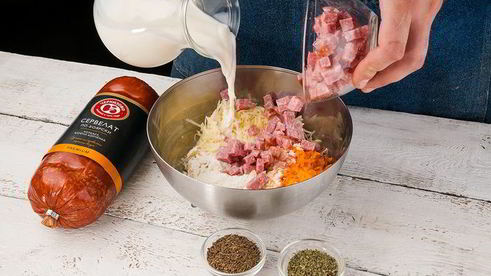 картофельные оладьи с морковью и колбасой