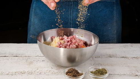 картофельные оладьи с морковью и колбасой