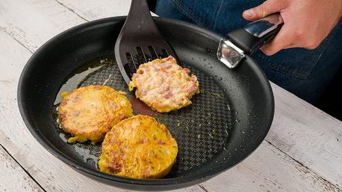 картофельные оладьи с морковью и колбасой