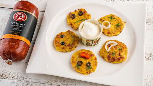 картофельные оладьи с морковью и колбасой