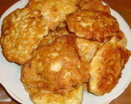 Куриные оладьи с луком и майонезом