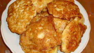 Куриные оладьи с луком и майонезом