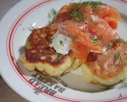 Оладьи на йогурте с семгой и сметаной