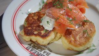 Оладьи на йогурте с семгой и сметаной