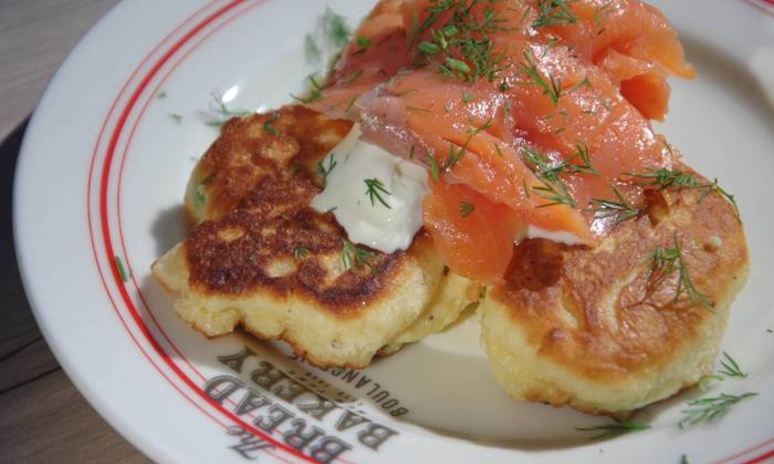 Рецепт оладий на йогурте с семгой и сметаной