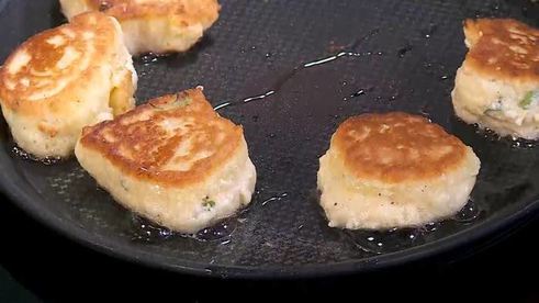 оладьи на йогурте с семгой и сметаной