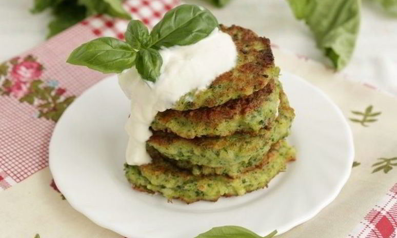 Рецепт оладий с брокколи и пармезаном