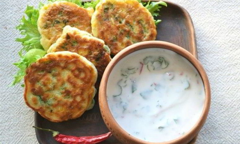 Рецепт оладий с кукурузой и соусом из натурального йогурта