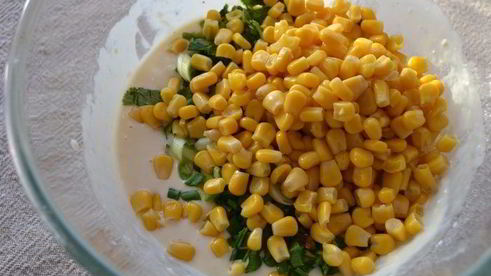 оладьи с кукурузой и соусом из натурального йогурта