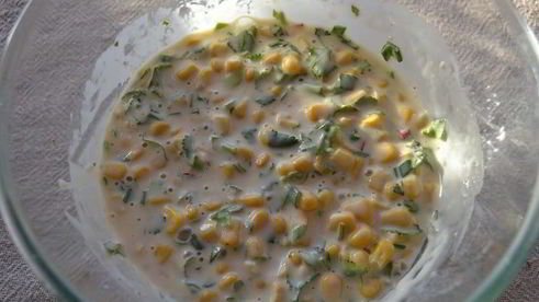 оладьи с кукурузой и соусом из натурального йогурта