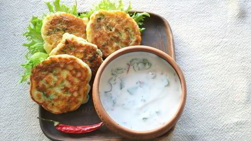 оладьи с кукурузой и соусом из натурального йогурта